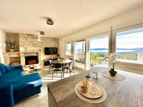 Bay view apartment with pool & sea view