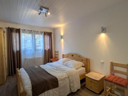 une chambre avec un grand lit et une fenêtre dans l'établissement Appartement 8 personnes - Centre village - Parking privatif - FR-1-459-6, à La Clusaz