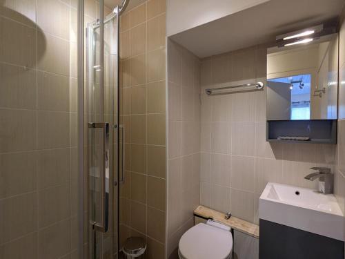 une salle de bain avec une douche, des toilettes et un lavabo dans l'établissement Appartement 8 personnes - Centre village - Parking privatif - FR-1-459-6, à La Clusaz