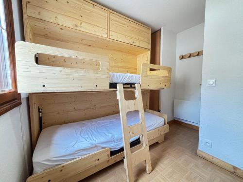- un lit superposé avec une échelle dans une chambre dans l'établissement Appartement cosy avec balcon, au pied des pistes, piscine, parking, à Flumet - FR-1-505-110, à Flumet