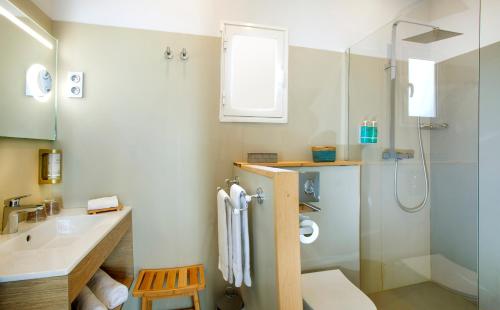 Ένα μπάνιο στο Hôtel et Appart Hôtel Les Flots Bleus