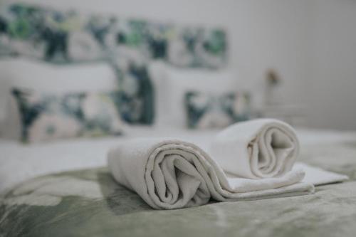 ein weißes Handtuch auf einem Tisch in der Unterkunft Casa Milita in São João da Pesqueira