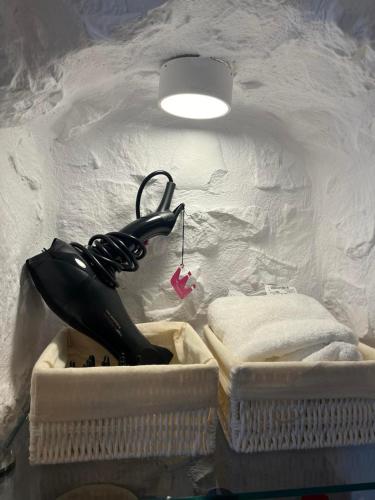 a black hair dryer in a room with a light at Σουίτα ΣΙΚΛΟΣ στο Καραβοστάσι Ν Οιτύλου Μάνης in Karavostasion