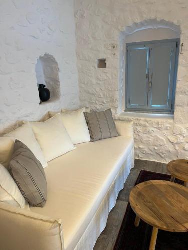 a white couch in a room with a table at Σουίτα ΣΙΚΛΟΣ στο Καραβοστάσι Ν Οιτύλου Μάνης in Karavostasion