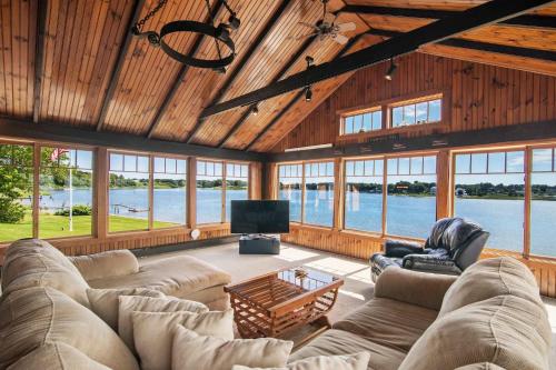 Ruang duduk di Stunning Waterfront Home w Private Dock