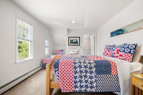 Katil atau katil-katil dalam bilik di Stunning Waterfront Home w Private Dock