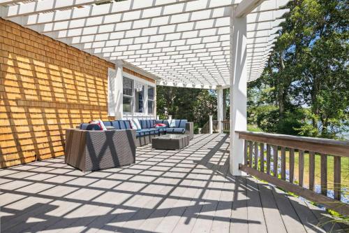 Balkoni atau teres di Stunning Waterfront Home w Private Dock