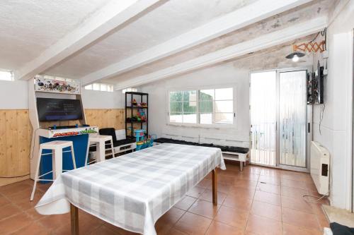 Televisyen dan/atau pusat hiburan di Casa gratal en sietamo huesca