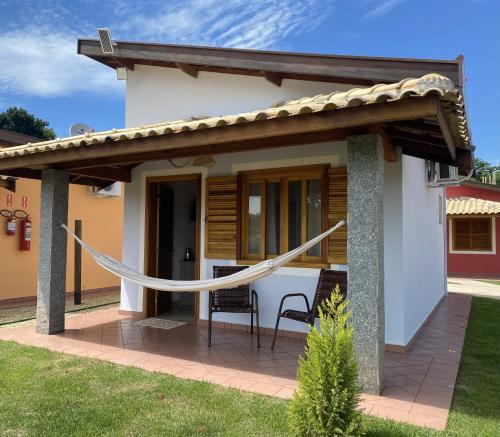 a house with a porch with a hammock at Pousada Serra dos Sicalis in Serra Negra