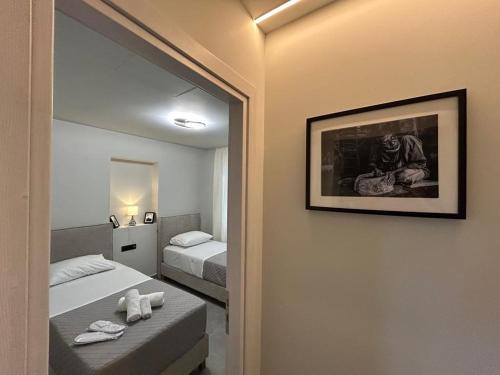 een slaapkamer met een spiegel en een bed en een sidx sidx sidx bij Villa secrecy in Lixouri