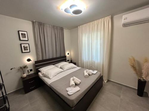 a bedroom with a bed with towels on it at Villa secrecy in Lixouri