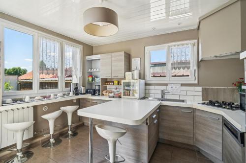Η κουζίνα ή μικρή κουζίνα στο Roissy Chambres