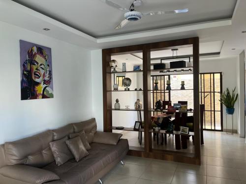 a living room with a couch and a dining room at Elegante casa en Guayaquil con seguridad privada in San Guillermo