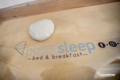 Certificado, premio, señal o documento que está expuesto en PizzaSleep B&B