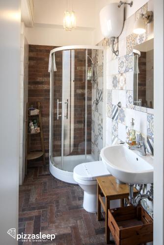 Un baño de PizzaSleep B&B
