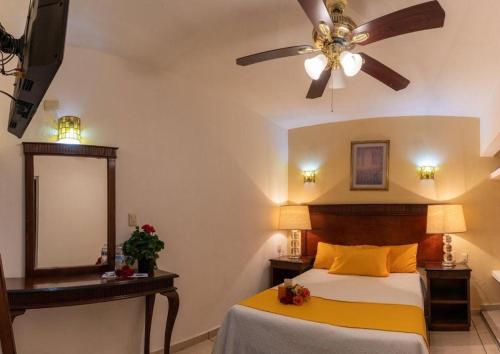 Postel nebo postele na pokoji v ubytování Hotel San Antonio