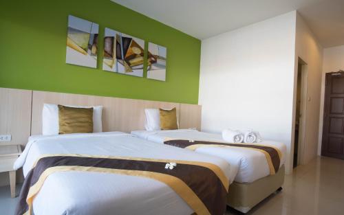 Ένα ή περισσότερα κρεβάτια σε δωμάτιο στο FX Hotel Pattaya