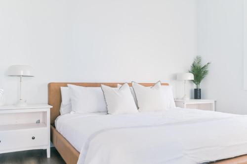 Giường trong phòng chung tại City View 2 King Suites Floor-to-Ceiling Views