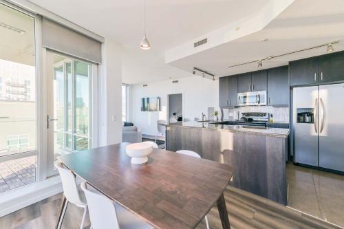 Nhà bếp/bếp nhỏ tại City View 2 King Suites Floor-to-Ceiling Views