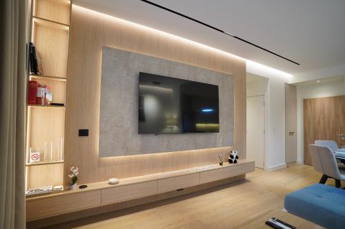a living room with a television on a wall at Scala Reale in Sajmište