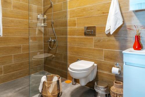 ein Badezimmer mit Toilette und Dusche in der Unterkunft Palm Beach Hotel in Küçükkuyu