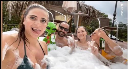 a group of people in a bath tub at CHALÉS do AVOHAY, lindo chalé com privativa banheira hidromassagem aquecida, apenas 2 minutos da Vila de São Jorge Chalé Guita in Alto Paraíso de Goiás