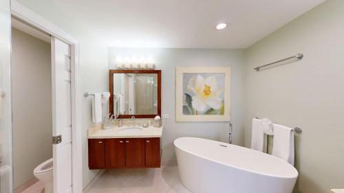 ein weißes Badezimmer mit Badewanne und Waschbecken in der Unterkunft South Bay Beach Club #11 - 4 Bedroom 4 Bathroom Unit in Dog City