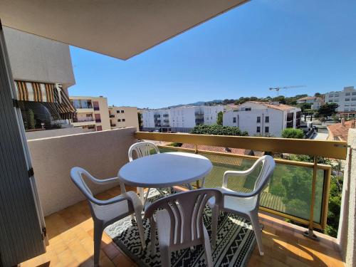 un patio avec une table et des chaises sur un balcon dans l'établissement 