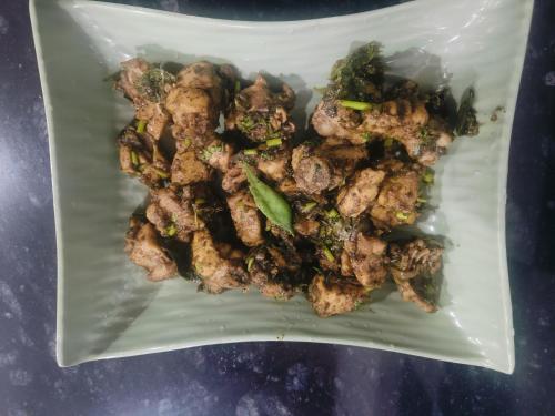un piatto di cibo con carne e broccoli sopra di coffee Brew home stay- near to falls, ettina bhuja treaking, devaramane, bettadhabiraveshvara temple a Mudigere