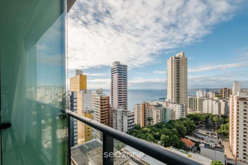 Pemandangan umum bagi Salvador atau pemandangan bandar yang diambil dari apartmen