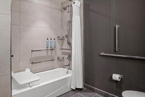 Ванная комната в Courtyard by Marriott Modesto North