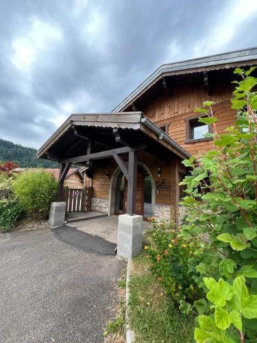 a log cabin with a driveway leading to the door at BEL'M Amiral in Fresse-sur-Moselle