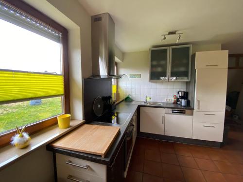 une cuisine avec un évier et une cuisinière four supérieur dans l'établissement Fewo Heinrich, à Schramberg