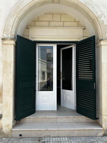 an entrance to a building with green and white doors at Da zia Lucia vacanze a Galugnano in Galugnano