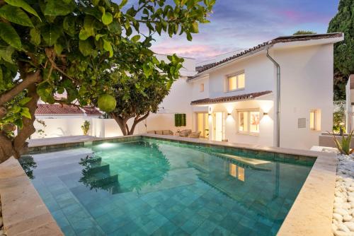 Benalmadena Beach Villa-Luxe new 5BR heated pool & BBQ kitchen at prime location near Puerto Marina & Beach
