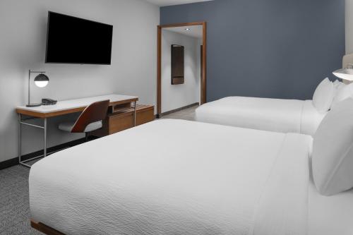Кровать или кровати в номере Courtyard by Marriott Modesto North