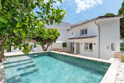 Benalmadena Beach Villa-Luxe new 5BR heated pool & BBQ kitchen at prime location near Puerto Marina & Beach