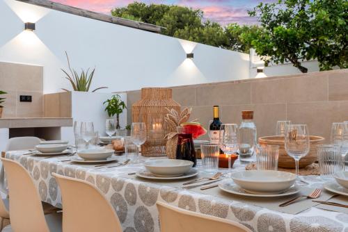 Benalmadena Beach Villa-Luxe new 5BR heated pool & BBQ kitchen at prime location near Puerto Marina & Beach