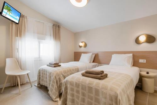 Benalmadena Beach Villa-Luxe new 5BR heated pool & BBQ kitchen at prime location near Puerto Marina & Beach