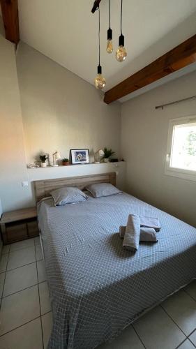 une chambre avec un lit avec deux serviettes dessus dans l'établissement Mazet 63m² - TAHITI PARC - LE LAVANDOU, au Lavandou