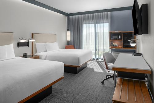 Кровать или кровати в номере Courtyard by Marriott Modesto North