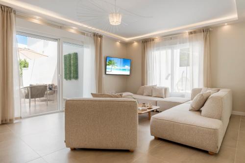 Benalmadena Beach Villa-Luxe new 5BR heated pool & BBQ kitchen at prime location near Puerto Marina & Beach
