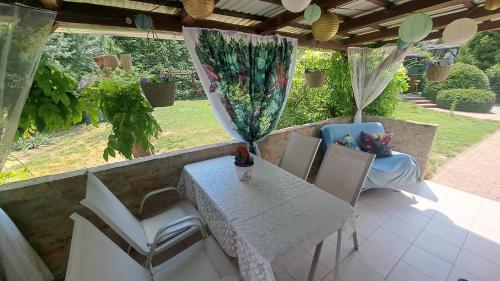Un jardín fuera de Kétpáva Vendégház