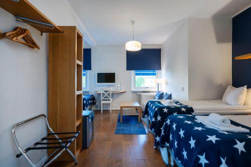 una camera d'albergo con due letti e una scrivania di Port Hotel a Karlshamn