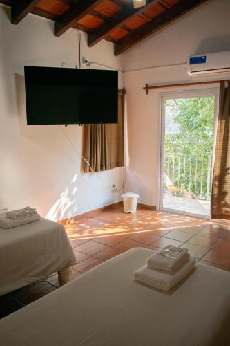 a room with a bed and a window with towels at Hotel del Monumento in Salta