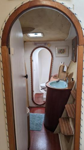 Ένα μπάνιο στο Cabines Catamaran Breakfast-Brunch Included, Optional Lunch & Dinner