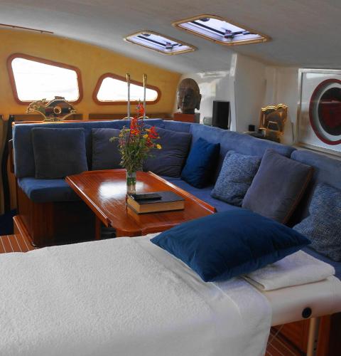 Χώρος καθιστικού στο Cabines Catamaran Breakfast-Brunch Included, Optional Lunch & Dinner