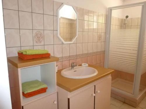 a bathroom with a sink and a mirror at Appartement familial à Saint-Esprit, 95m² avec terrasse in Quartier Palmène