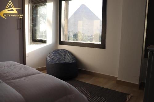 Postel nebo postele na pokoji v ubytování Elite Pyramids Inn Islamic inn