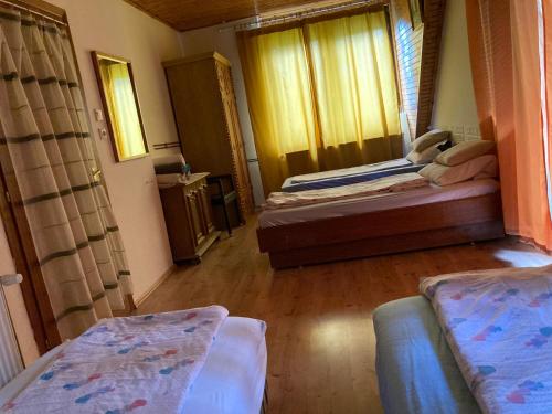Katil atau katil-katil dalam bilik di Bográcsos Apartmanház